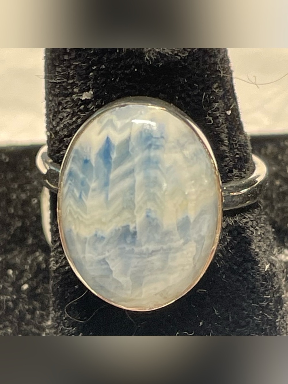 Scheelite ring